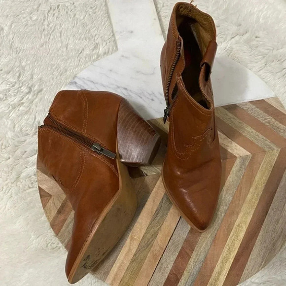 FRYE - Cowboy Style Leather Ankle Booties - Picture 4 of 9